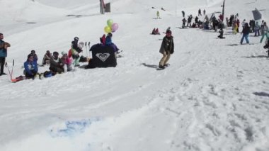 Soçi, Rusya - 7 Nisan 2016: Snowboarder slayt üzerinde demir yolu, ama başarısız. Kayak Merkezi. Güneşli bir gün. Aşırı spor
