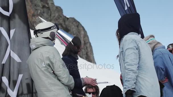 Sotschi, Russland - 7. April 2016: Frau mit Scherzhut und Mappe im Skigebiet. Sonnenbrille. encamp. Veranstaltung. Urlaub — Stockvideo