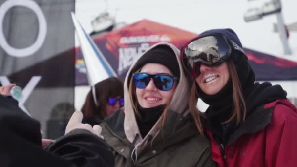 Sochi, Rusko - 7. dubna 2016: Holky v lyžařské jednotné pozice na fotoaparátu. Rty se týkalo pozlátko. Lyžařské středisko. Událost. — Stock video