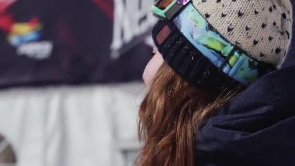 SOCHI, RUSSIE - 7 AVRIL 2016 : Une fille en uniforme de ski sourit. Les joues couvraient des moules. Station de ski. Journée ensoleillée . — Video