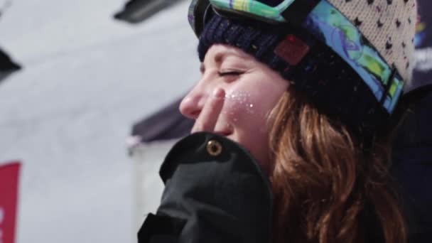 SOCHI, RUSSIE - 7 AVRIL 2016 : La femme pose des mouchetures sur les joues des filles. Uniforme de ski. Station de ski. Journée ensoleillée. Danse — Video