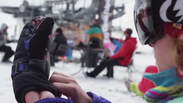Sochi, Ryssland - April 7, 2016: Barn i ski uniform sätta på handskar på skidorten. Underhållning event. Idrott — Stockvideo