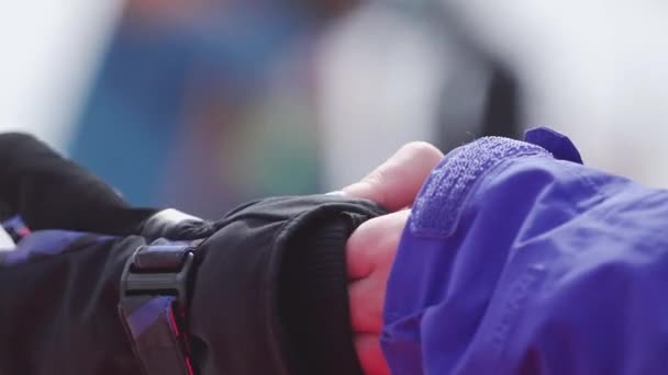 SOCHI, RUSSIE - 7 AVRIL 2016 : Fille en uniforme de ski portant un gant noir sur la station de ski. Événement sportif. Journée ensoleillée — Video