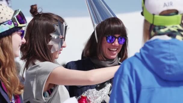 Sochi, Російська Федерація - 7 квітня 2016: Дівчата в шапку і маски з фольги позують для фото на гірськолижному курорті. Розваги — стокове відео