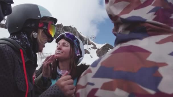 Sochi, Rusland - 7 April 2016: Meisje met lippen vallende tinsels onder anderen over skiresort. Gebeurtenis. Zonnige — Stockvideo