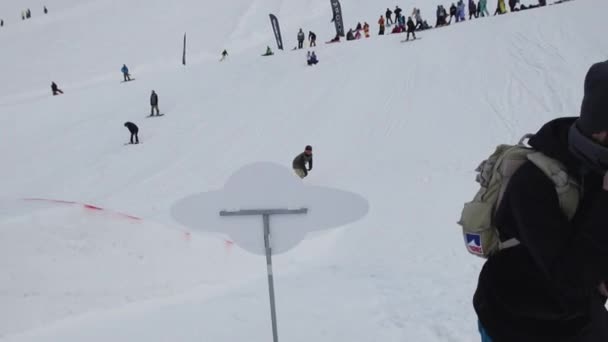 SOCHI, RUSSIA - 7 APRILE 2016: Teen snowboarder ride on springboard, make flip. Oggetti cosmici di cartone . — Video Stock
