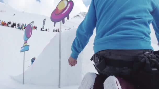 Soči, Rusko - 7. dubna 2016: Teen lyžař jezdit na můstek, dělat Salta. Lepenkové kosmické objekty. Lidé — Stock video