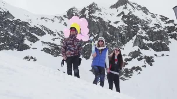 Sochi, Oroszország - 2016. április 7.: Fiatal lány ugrik a levegő léggömbök és karton rakéta kezében. Ski resort. — Stock videók