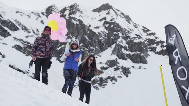 SOCHI, RÚSSIA - 7 de abril de 2016: Jovem dança com balões de ar e foguete de papelão nas mãos. Estância de esqui . — Vídeo de Stock