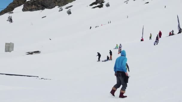 Sochi, Ryssland - April 7, 2016: Tonåring snowboardåkare hoppa från springboard. Vända i luften. Kartong kosmiska objekt. — Stockvideo