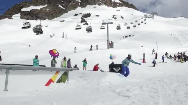 Soczi, Rosja - 7 kwietnia 2016: Snowboardzista slajdów na szlak. Karton obiektów kosmicznych. Publiczność. Słoneczny dzień. — Wideo stockowe