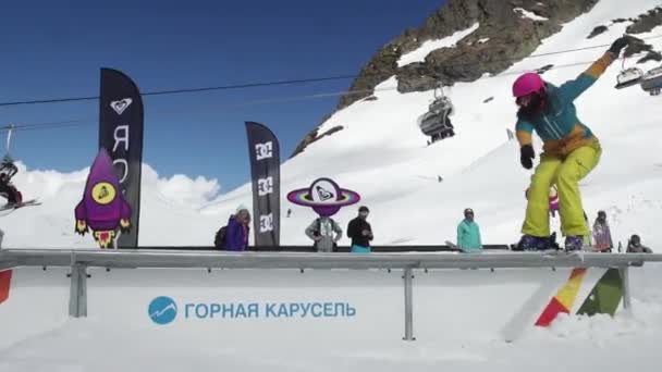 SOCHI, RUSSIE - 7 AVRIL 2016 : Un skieur adolescent glisse sur un sentier, mais tombe. Objets cosmiques en carton. Les gens. ensoleillé — Video