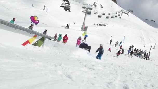 SOCHI, RUSSIE - 7 AVRIL 2016 : glissement d'un skieur adolescent sur un sentier de fer. Objets cosmiques en carton. Les gens. Journée ensoleillée — Video