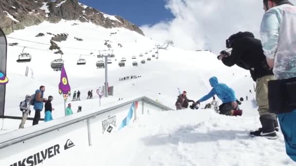 Sochi, Rusland - 7 April 2016: Meisje snowboarder dia op ijzer trail. Kartonnen kosmische objecten. Cameraman. — Stockvideo