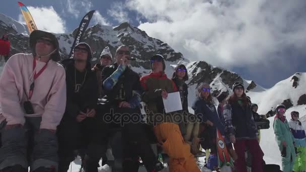 СОЧИ, РОССИЯ - 7 апреля 2016 года: Сноубордисты и лыжники на горнолыжном курорте. Конкурс. Аплодисменты. Улыбнись Задача . — стоковое видео