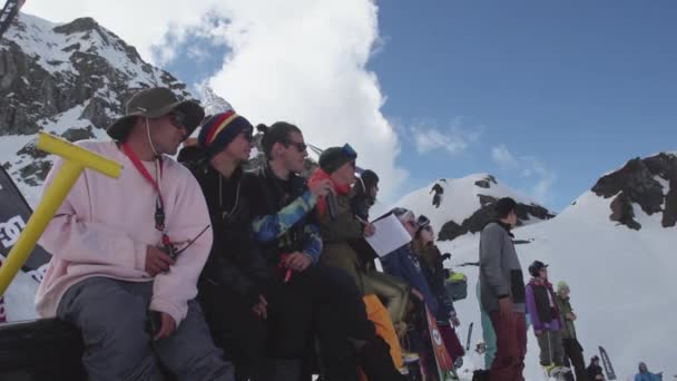 소 치, 러시아-4 월 7 일, 2016: 스노우 보더와 스키장에서 스키어. 경연 대회입니다. 마이크와 남자입니다. 도전. — 비디오
