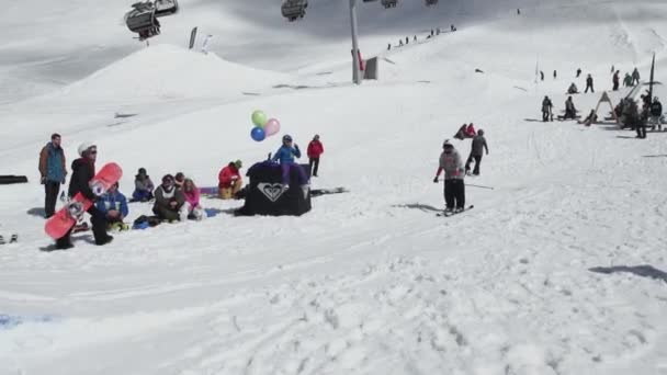 소 치, 러시아-4 월 7 일, 2016: 철 흔적에 스키 타고. 스키 리조트입니다. Ausinece입니다. 공기 풍선입니다. 화창한 날입니다. 익 스 트림 — 비디오