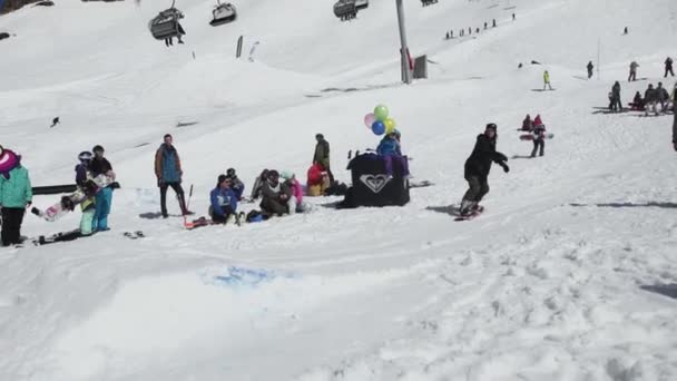 SOCHI, RUSIA - 7 DE ABRIL DE 2016: Snowboarder slide on iron trail. Estación de esquí. Público. Día soleado. Deporte extremo — Vídeos de Stock