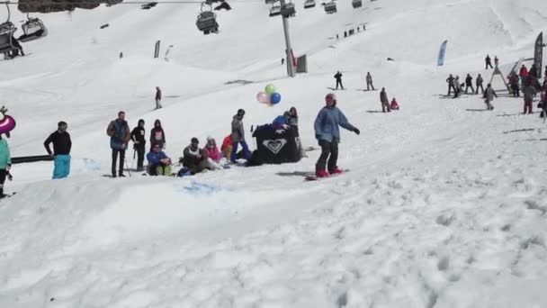 Sochi, Rusko - 7. dubna 2016: Snowboardista jízda na železnou stezkou. Lyžařské středisko. Publikum. Slunečný den. Extrémní sport — Stock video