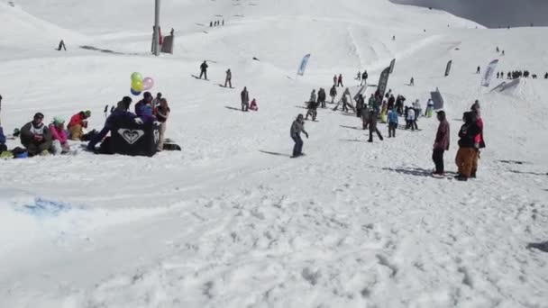 SOCHI, RUSIA - 7 DE ABRIL DE 2016: Muchacha snowboarder retrocede en el sendero de hierro. Estación de esquí. Gente. Deporte extremo . — Vídeos de Stock