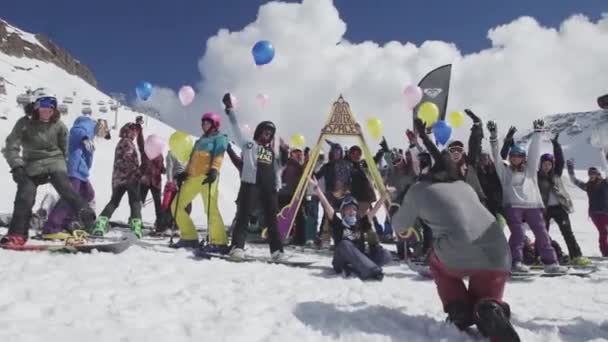 Sochi, Rusya Federasyonu - 7 Nisan 2016: Hava balonları ile snowboard ve kayakçılar için kameraman poz vermek. Kayak Merkezi. Olay — Stok video