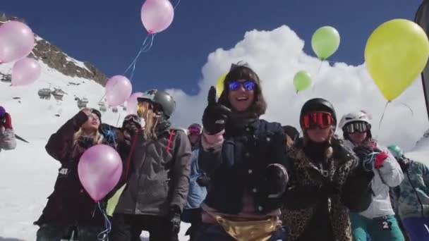 СОЧИ, РОССИЯ - 7 апреля 2016 года: Девушка танцует. Люди позируют с воздушными шарами. Лыжный курорт. Мероприятие — стоковое видео