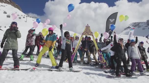 СОЧИ, РОССИЯ - 7 апреля 2016 года: Сноубордисты и лыжники поднимают воздушные шары на склоны. Лыжный курорт. Веселье — стоковое видео