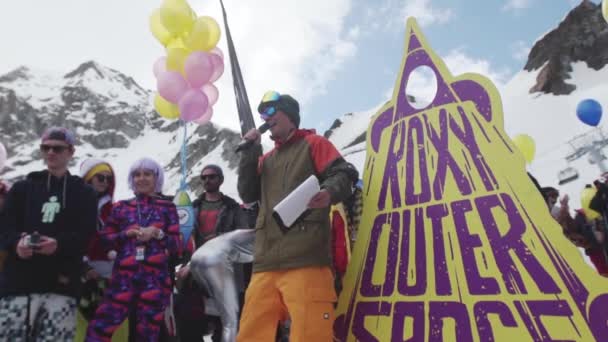 SOCHI, RUSSIE - 7 AVRIL 2016 : Homme avec microphone à la fusée cosmique en carton. Station de ski. Événement de divertissement — Video