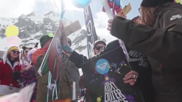 Sochi, Ryssland - April 7, 2016: Glada tjejer fick kartong kosmiska affischer på luftballong. Skidorten. Vinnare. — Stockvideo