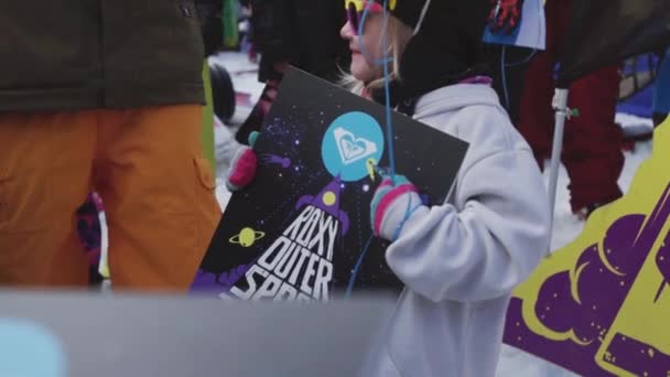 Sochi, Rusland - 7 April 2016: Meisje pose voor foto met kartonnen kosmische poster. Skigebied. Winnaar. — Stockvideo