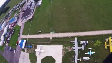 Sevilla, İspanya - 21 Mayıs 2013: Skydiver yeşil sahada açılış paraşüt üzerinde. Yaz günü. Aşırı spor.