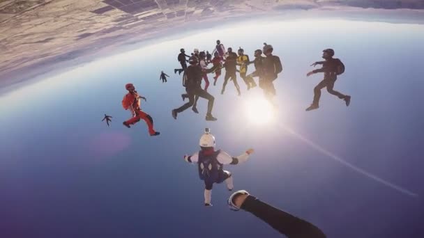 ARIZONA, USA - 5 LUGLIO 2015: I paracadutisti professionisti fanno una grande formazione nel cielo blu. Soleggiato. acrobazia estrema — Video Stock