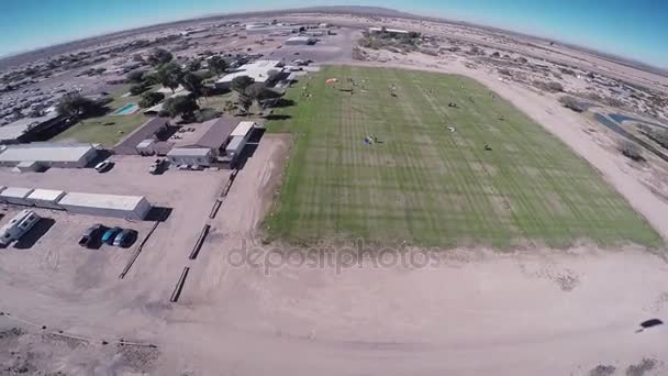 Arizona, Usa - 5. července 2015: Profesionální parašutista přistání na padáku v Arizoně. Sun. Extreme. Zelená pole — Stock video