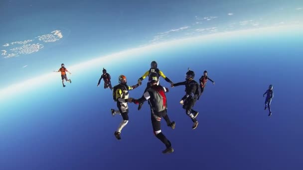 Dubai, Об'єднані Арабські Емірати - 11 лютого 2014 року: Професійний парашутисти парашутний вище Дубаї, зробити утворення в небо. Сонячно. — стокове відео