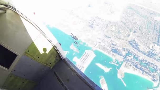 DUBAI, ÉMIRATS ARABES UNIS - 11 FÉVRIER 2014 : Des parachutistes professionnels sautent de l'avion, parachutant au-dessus de Dubaï. Journée ensoleillée . — Video