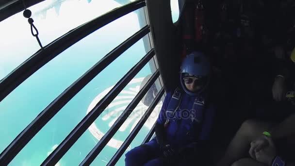 Dubai, Förenade Arabemiraten - 11 februari 2014: Professionella fallskärmshoppare i flygplan flyga över Dubai. Solig dag. Enhetlig — Stockvideo