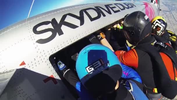 DUBAI, UNITED ARAB EMIRATES - FEBRUARY 11, 2014: Professional skydivers jump from airplane, make formation above Dubai. Sunny day — Stock Video