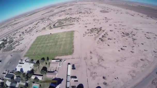 Arizona, Usa - juli 5, 2015: Professionella fallskärmshoppare landar på fallskärm i Arizona. Solig dag. Extrem sport. — Stockvideo