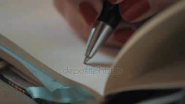 Düz kağıt üzerinde topu kalem ile el kırmızı oje yazma kadar yakın