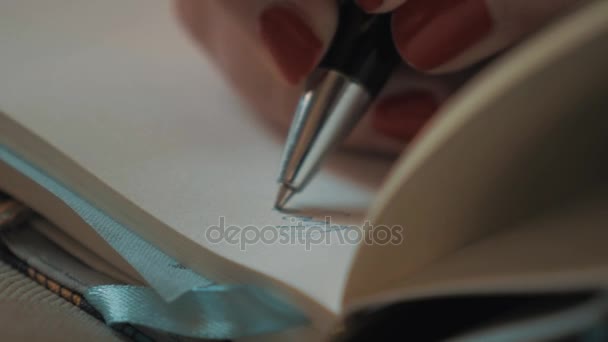 Close-up van vrouwelijke hand rode nagellak schrijven met balpen op gewoon papier — Stockvideo