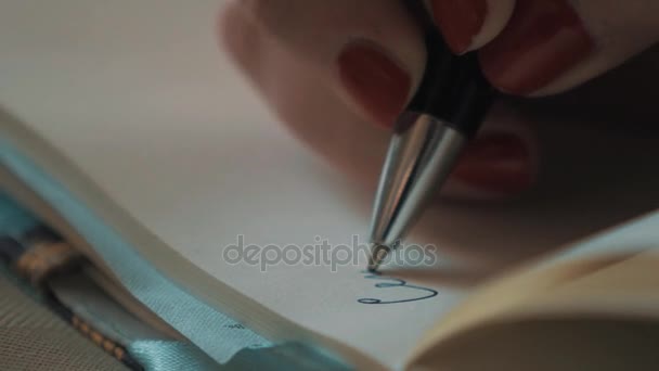 Nahaufnahme Frau Hand roter Nagellack Schrift mit Kugelschreiber auf Normalpapier — Stockvideo