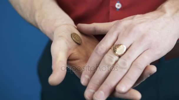 Enfoque mágico. Bebé niño muñeca mano roba moneda en brazos ilusionistas — Vídeo de stock