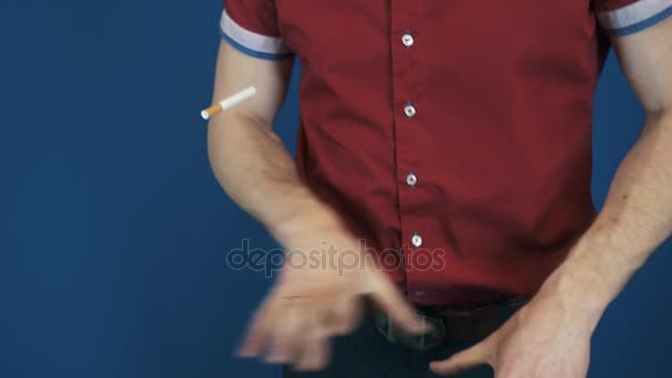 Закрыть фокусник в красной рубашке телекинез фокус сигареты левитации — стоковое видео