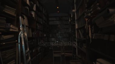 Eski stil kitaplığı iç floresan ampulleri yanar. Kitap ve klasörler