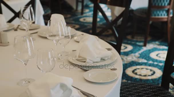 Dolly shot close up beautifully served table in restaurant — Stock Video