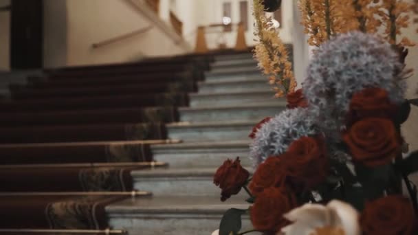 Лестница с ковровым покрытием, коридор старинного классического конертного зала, розы на переднем плане — стоковое видео