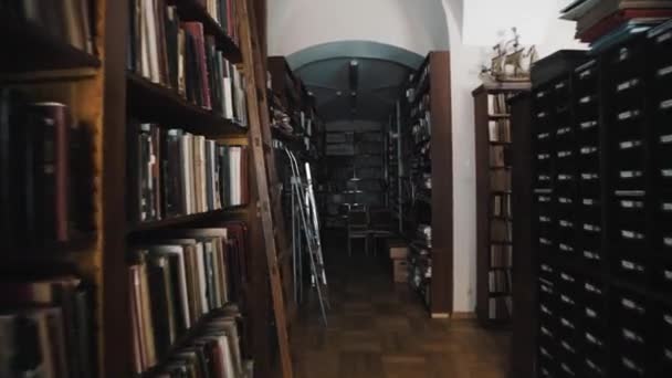 Tracking shot old style library interior. Wooden floor. bookshelves archives — Stock Video