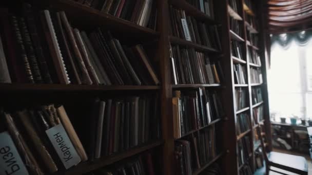 Panoramic shot old style library interior. Wooden floor. bookshelves archives — Stock Video