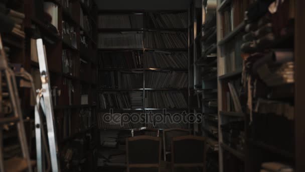 As luzes se acendem no interior da biblioteca de estilo antigo. Escadaria, livros e pastas — Vídeo de Stock