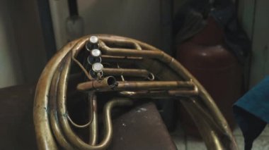 Pirinç tuba üç beyaz perl düğmeleri ile atış parçası kadar kapatın